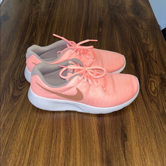 Nike Tanjun Coral Sneakers - Picture 2 of 3